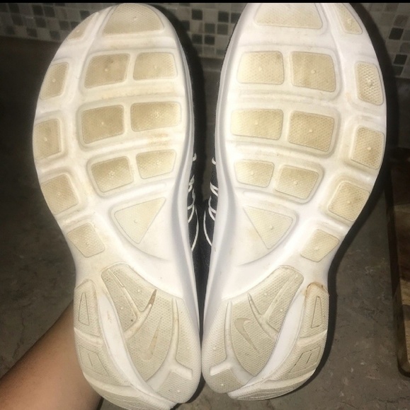 Women's Nike Darwin tennis shoes. Size 8. - Picture 3 of 3